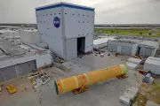 Astronauta da Artemis II filma 'pôr da Terra' atrás da Lua usando iPhone