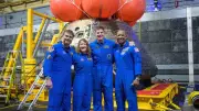 Astronautas da Artemis 2 retornam à Terra após missão lunar histórica da Nasa