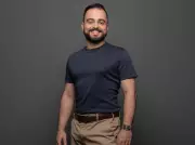 Ator de Teresópolis brilha em musicais e estreia monólogo solo na carreira