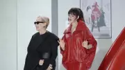 Atrizes de 'O Diabo Veste Prada' brilham no tapete vermelho durante turnê de divulgação
