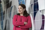 Autora de Bridgerton revela bastidores da adaptação e fala sobre casal queer na série