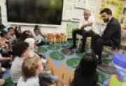 Barack Obama surpreende com visita descontraída a creche em Nova York