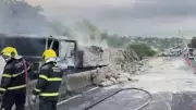 Batida entre carretas causa incêndio e interdita BR-101 em Cariacica