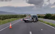 Batida frontal entre van e carro mata dois e fere quatro na BR-116 na Bahia