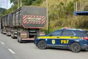 Bitrem com placa de PVC e 37 toneladas acima do peso é apreendido na BR-376, no Paraná