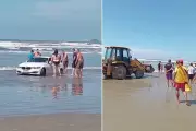 BMW fica atolada em faixa de areia no litoral de SP e motorista é multado