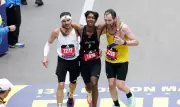 Brasileiro emociona ao ajudar corredor exausto na Maratona de Boston