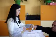 Bulgária realiza oitava eleição parlamentar em cinco anos com ex-presidente favorito