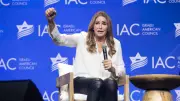 Caitlyn Jenner pede ajuda a Trump após passaporte registrar gênero masculino
