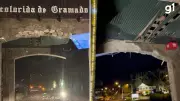 Caminhão carregado de madeira danifica pórtico de Gramado na Serra gaúcha
