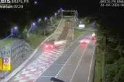 Caminhão carregado de soja perde freios e tomba em área de escape na BR-376, no Paraná