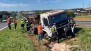 Caminhão com 60 mil litros de vinhaça tomba em rodovia e contamina córrego em São José do Rio Preto