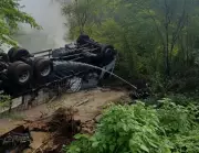Caminhão com água oxigenada tomba na BR-226 em Janduís, RN
