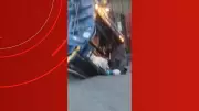 Caminhão de lixo permanece preso em cratera em Manaus após mais de 13 horas