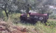 Caminhão despenca em ribanceira na RJ-220, em Natividade, durante feriado