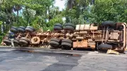 Caminhão tomba na BR-156 em Calçoene e deixa duas pessoas em estado grave