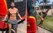 Caminhoneiro de 40 anos conquista redes sociais com corpo definido e treinos na estrada