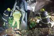 Caminhoneiro morre após capotar caminhão-baú em ladeira no Piauí; resgate é complexo
