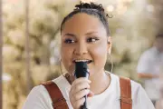 Cantora gospel de 21 anos morre após queda de brinquedo em parque de Itabirito