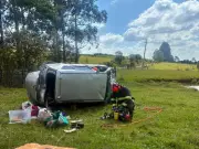 Capotamento na Serra de São Pedro deixa mãe e filha feridas; idosa ficou presa às ferragens