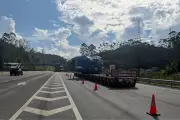 Carga de 366 toneladas fica parada na Tamoios após suspensão de transporte