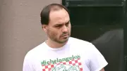 Carlos Bolsonaro critica regras de visita a Jair Bolsonaro em prisão domiciliar