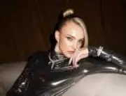 Carol Trentini abre o Rio Fashion Week como estrela do desfile da Osklen