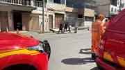 Carreta é arrastada por trem e causa destruição em Carandaí, MG