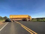 Carreta atola e interdita totalmente a rodovia MGC-452 próximo a Perdizes em Minas Gerais