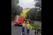 Carreta carregada de cimento tomba e atinge dois carros na RJ-116 em Cachoeiras de Macacu