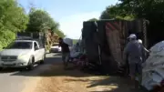 Carreta com ração tomba na BR-222 no Ceará e carga é saqueada por moradores