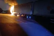 Carreta pega fogo e interdita Anchieta em Cubatão na madrugada