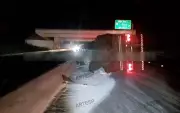 Carreta Tomba e Espalha Carga de Sal na SP-225 em Santa Cruz do Rio Pardo
