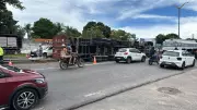 Carreta tomba na Avenida Cosme Ferreira e deixa motorista preso às ferragens em Manaus