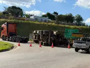 Carreta tomba na MG-050 e causa congestionamento em Divinópolis