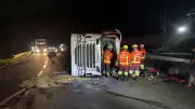 Carreta tomba na Via Dutra e mata homem de 52 anos em Barra Mansa