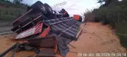 Carreta tombada derrama milho na SP-333 em Júlio Mesquita
