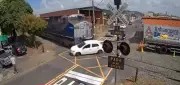 Carro é atingido por trem após colisão traseira em passagem de nível de Itirapina