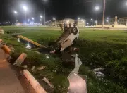 Carro capota e cai em canal na Zona Sul de Aracaju; três pessoas envolvidas