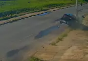 Carro colide contra poste após desviar de outro veículo em Aracaju