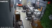 Carro invade barbearia e atinge criança em Manhuaçu; motorista sem CNH tinha mandado de prisão