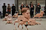 Cães-robôs com rostos de Musk e Bezos 'fazem cocô' de arte em Berlim