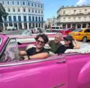 Chico Buarque faz 'voltinhas' em conversível rosa por Cuba e grava com Silvio Rodríguez