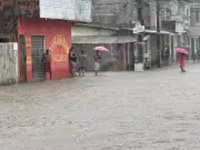 Chuva forte alaga ruas e causa crateras em Natal, Parnamirim e Macaíba