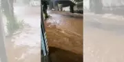 Chuva intensa em Tupã alaga ruas, destrói calçada e deixa veículo ilhado