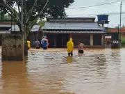 Chuvas intensas alagam bairros da Baixada da Sobral em Rio Branco e prefeitura instala gabinete de crise