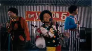 Cinebiografia 'Michael' emociona com música, mas falha em explorar complexidade do Rei do Pop