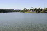 Câmara de BH aprova projetos que proíbem barcos motorizados e incentivam esportes na Lagoa da Pampulha