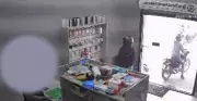 Câmeras registram assalto a loja de celulares em Montes Claros; criminosos fogem