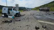 Colisão frontal entre ambulância e carreta mata dois motoristas na BR-116, em Divino